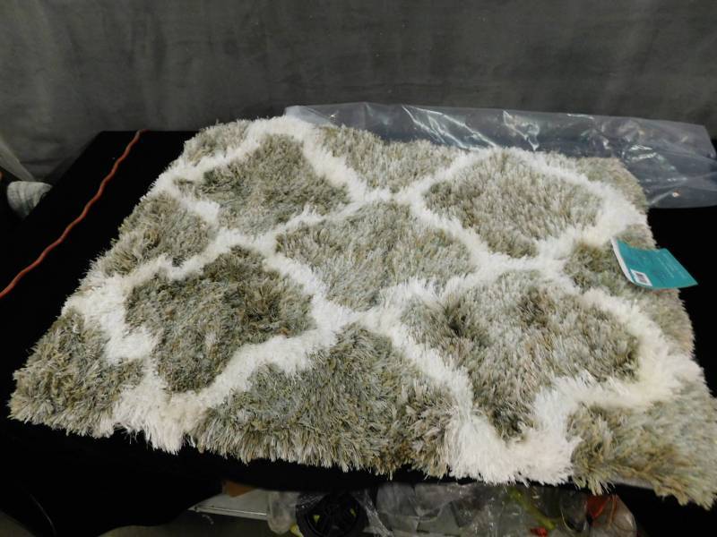 lot 1941 image: Safavieh Barcelona Shag Rug