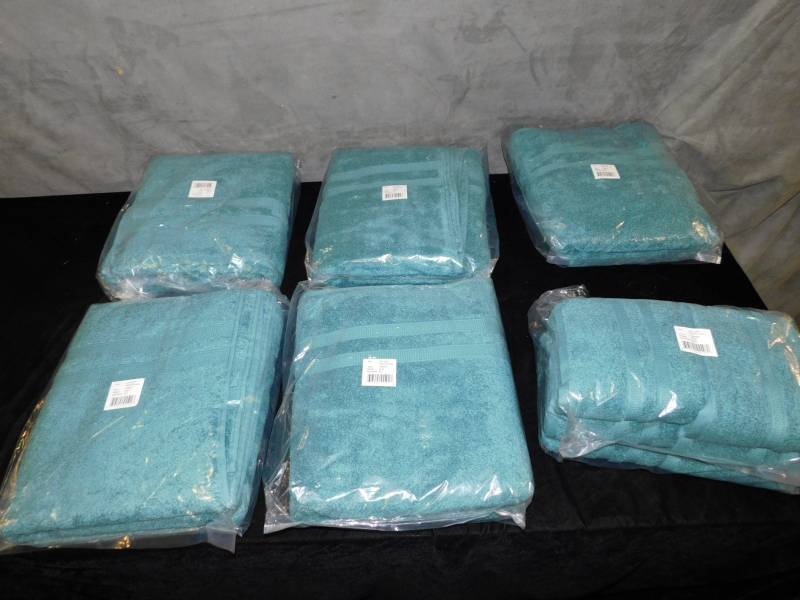 lot 2053 image: Lot of Egyptian Artistry Bath Towels