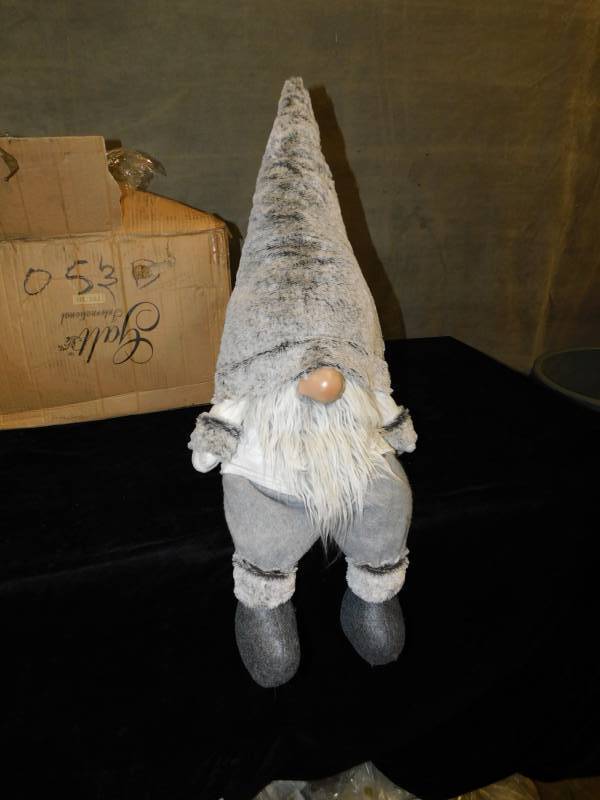 lot 2065 image: Lot of Sitting Gnomes
