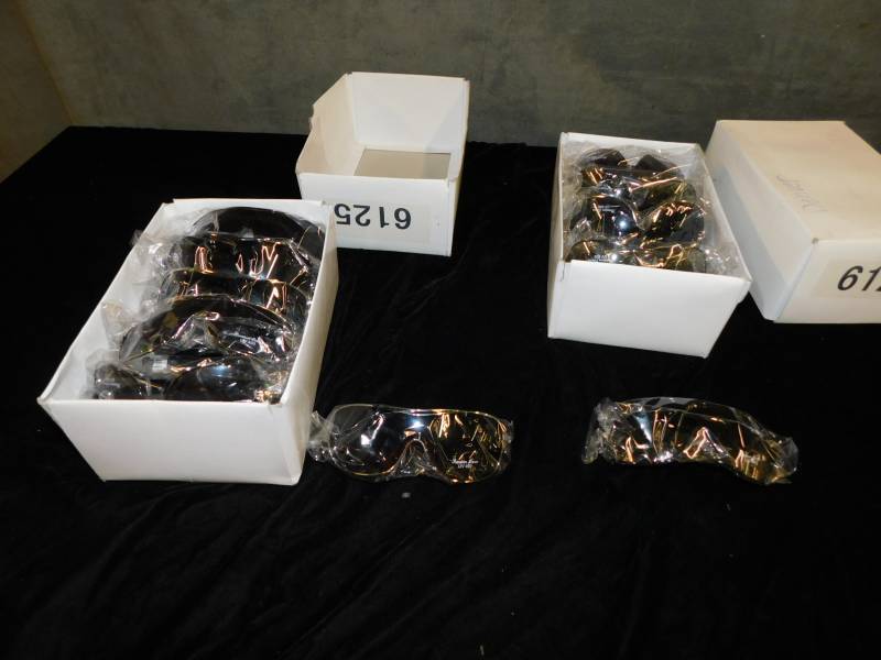 lot 2106 image: Lot of Sunglasses