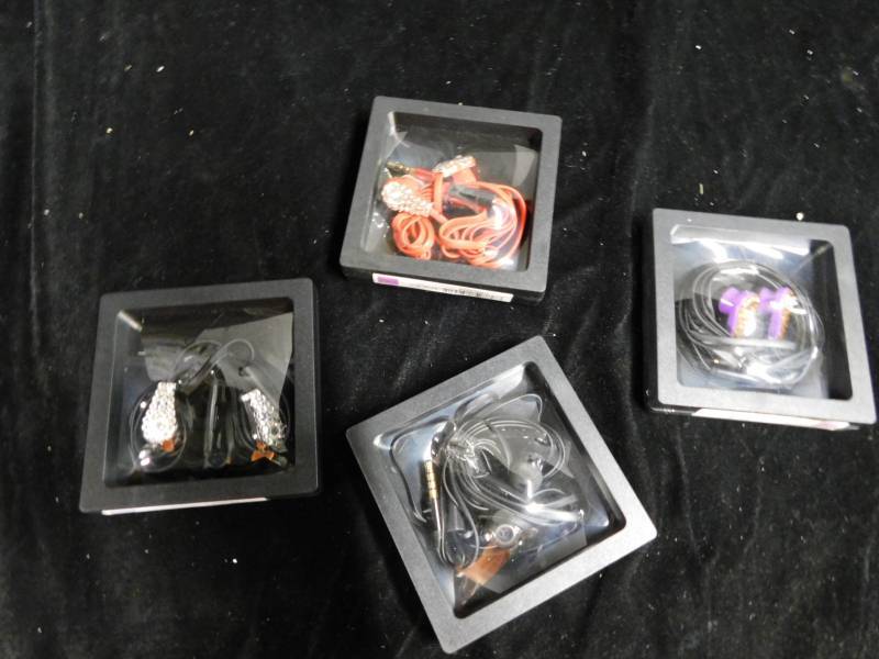 lot 2124 image: Lot of Tags Ear Buds