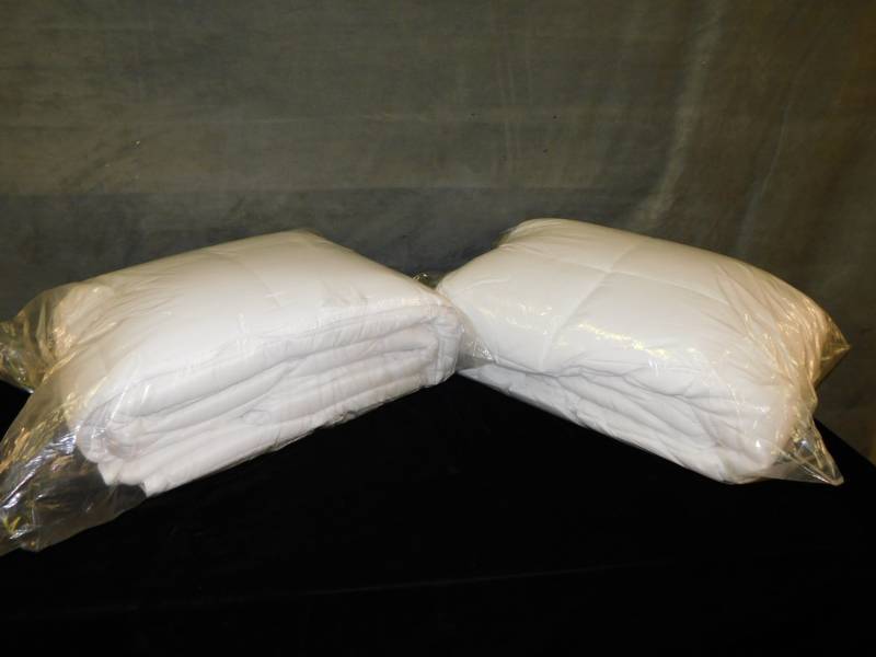lot 1958 image: Lot of 2 New Generation Comforters 86 x 86