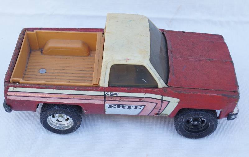 lot 4259 image: ERTL Antique Pickup Truck