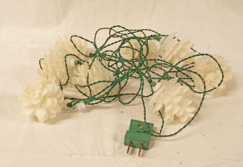 lot 3274 image: 1 Strand of White Christmas Lights - Beautiful