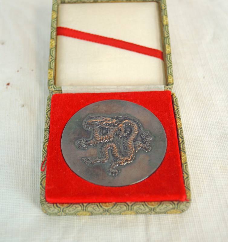 lot 6941 image: Beautiful Asian Dragon Coin - 1985 - Large Size in a Beautiful Collectors Box