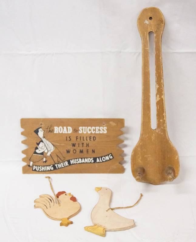 lot 9617 image: Old Kitchen Wall Hangers - Chicken - Ducks