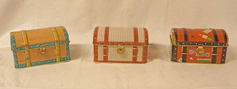 lot 3259 image: Lot of Assorted Treasure Chest Tin Containers - Cute