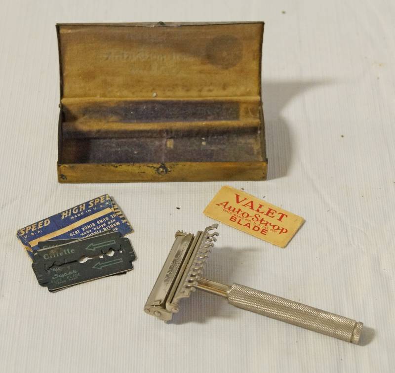 lot 1359 image: Vintage - VALET Auto Strop Razor - w Blades in a Case