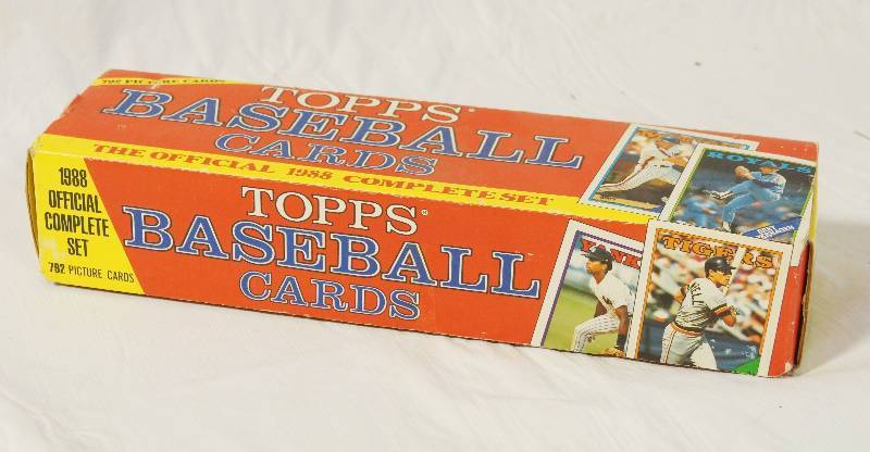 lot 1363 image: TOPPS Baseball Card Set 1988 - 792 Picture Cards - Official Complete Set In the original box Great Condition