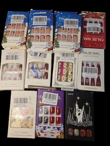 lot 1198259 image: Beauty Bundle Holiday Collection Press-On Nails Set with 1 Lip Liner - Retail $15