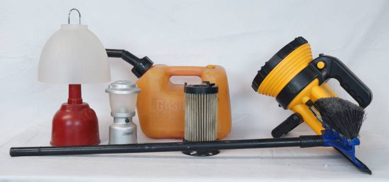 lot 1299 image: Lot of Lanterns, Flashlight, Gas Can and Ice Scraper - see pics