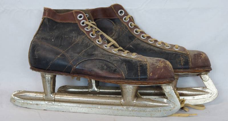 lot 1392 image: Vintage Mens Ice Skates - Union Hardware - Neat find