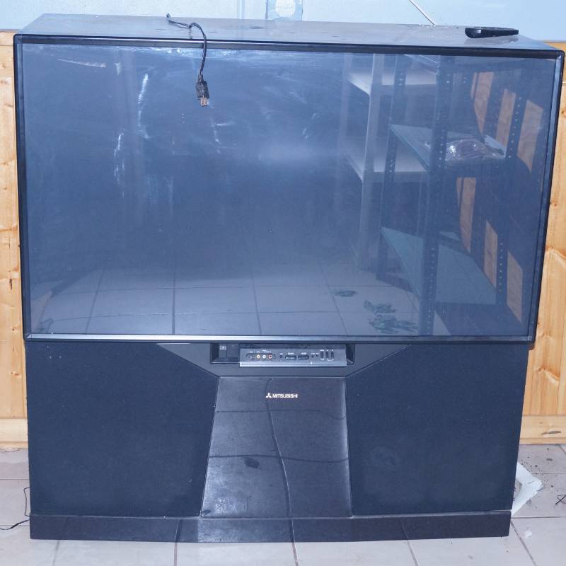 lot 1418 image: Projection Big Screen TV - Mitsubishi - Good GarageMan Cave TV for football season - untested