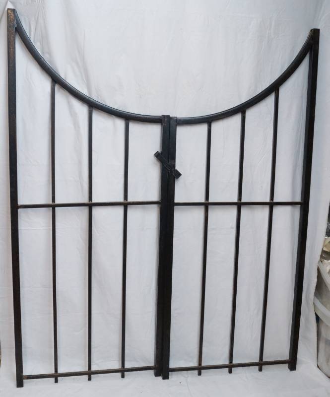 lot 1420 image: 2 black metal fence gate pieces - See pics for measurements