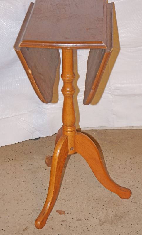 lot 3314 image: Small Folding -Tri-Footed Table - Very Cool