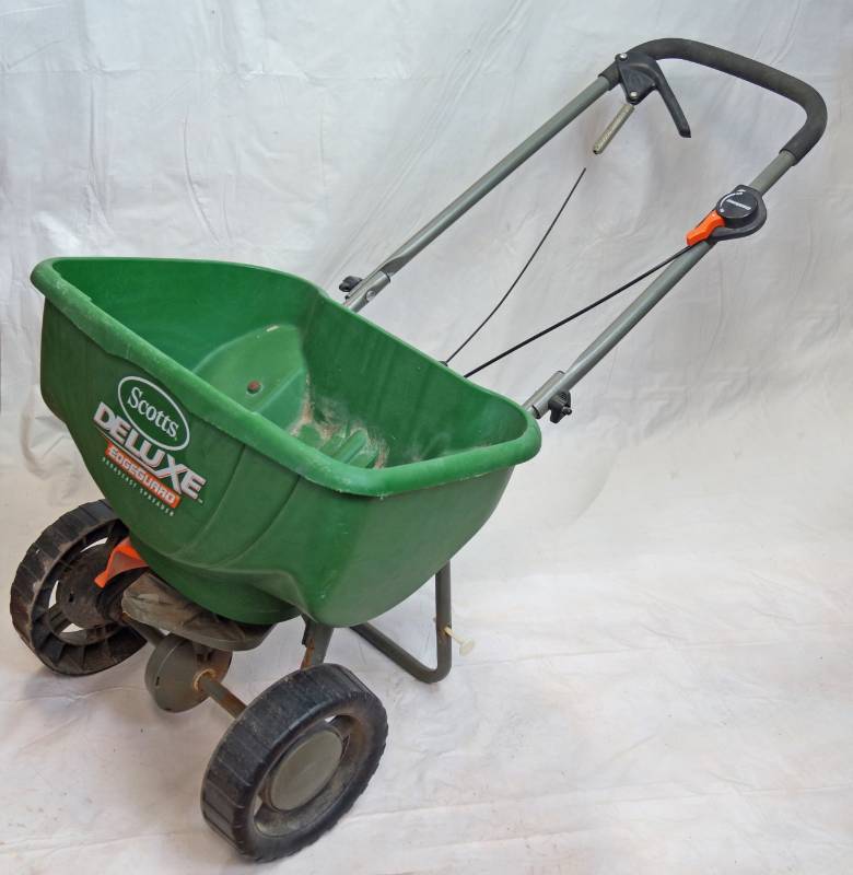 lot 3408 image: Scotts Deluxe Edgeguard Broadcast Lawn Spreader Adjustable Rate Setting - Great For Fall Seeding
