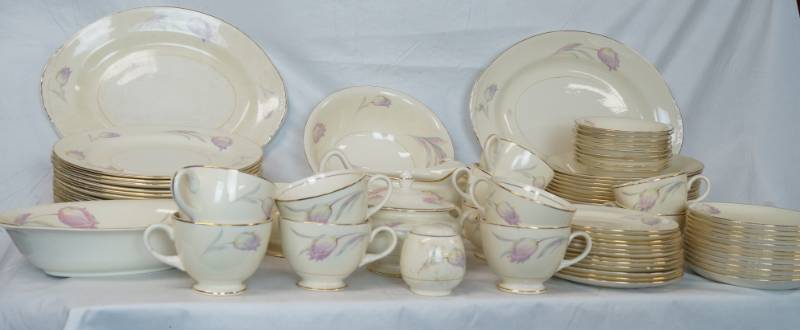 lot 3426 image: Sets Of Eggshell Nautilus Dishes - Made In The Usa - Pattern G 47N5 - N1594