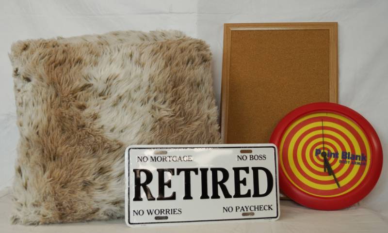 lot 3430 image: Lot of Misc Housewares - Pillow - Clock - Cork Board - Retired Car Tag