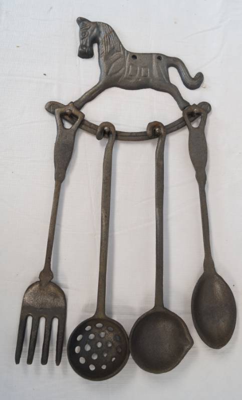 lot 3433 image: Nice Metal Horse Kitchen or Restaurant Wall Hanger
