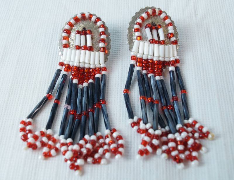 lot 3449 image: Native American Themed Glass Beaded Pierced Earrings - These are Stunning