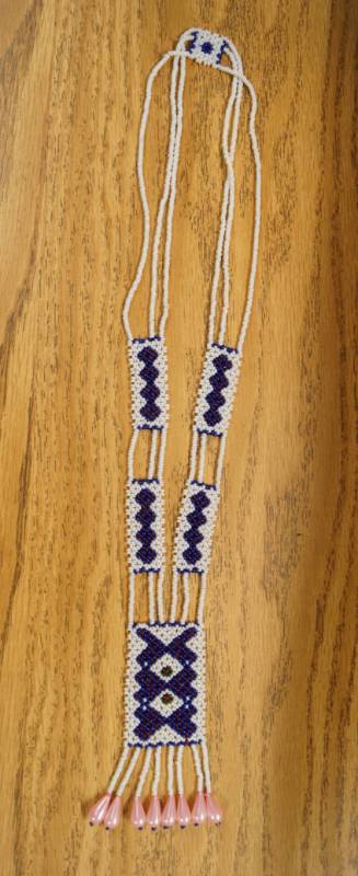 lot 3452 image: Beautiful Native American Glass Beaded Necklace - VERY Pretty - Black and White w Pink - Perfect Condition