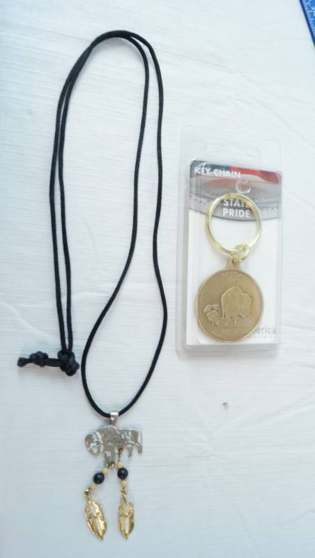 lot 3455 image: Buffalo Necklace and Commemorative Coin KANSAS Key-chain