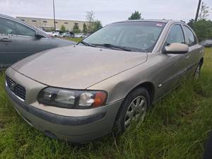 lot 20361 image: 2001 Volvo S60 - CHAMPAGNE