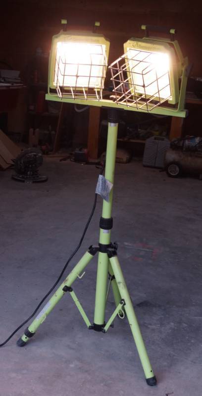 lot 2398 image: SUPER BRIGHT 2 Light Work Lights on Adjustable Stand