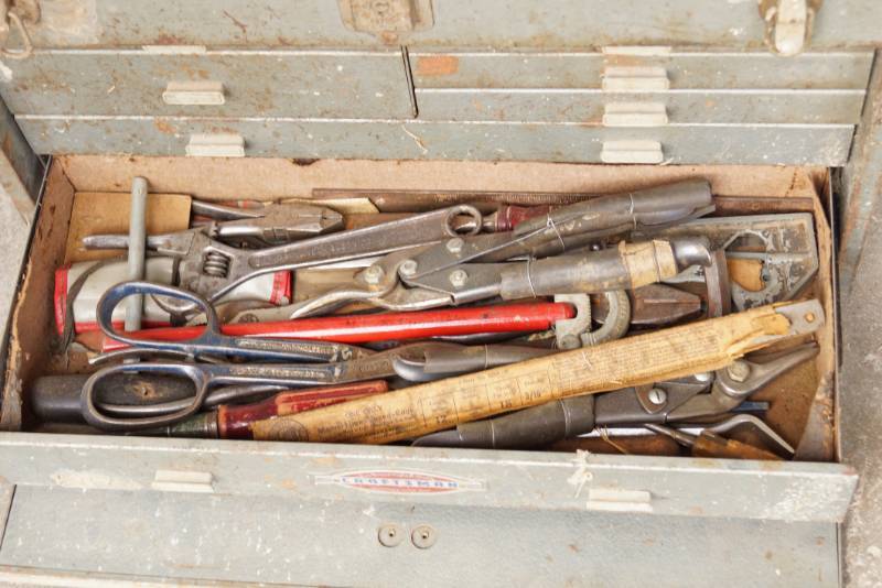 lot 2401 image: Metal CRAFTSMAN Toolbox with Contents - Tool Box