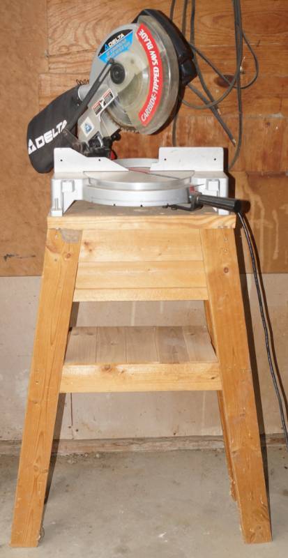 lot 2411 image: Delta 10 Compound Power Miter Saw - Carbide-Tipped Saw Blade - Includes Dust Collector - Works - SEE  VIDEO