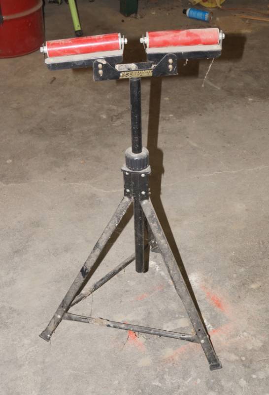 lot 2414 image: Variable Height Dual Roller Stand