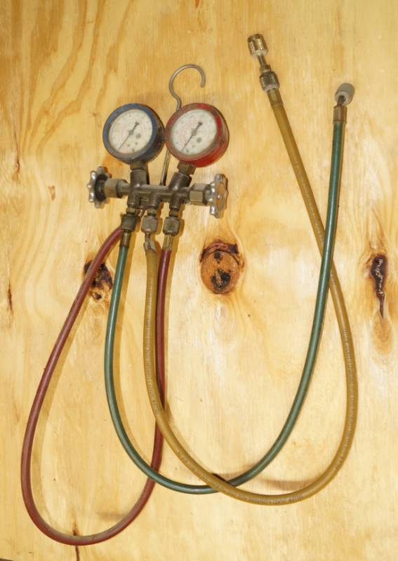 lot 2418 image: Robinair AC Maniford Gauge Set - with Hoses