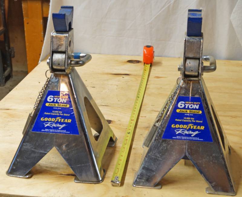 lot 2427 image: 2 Heavy Duty Good Year RACING 6 Ton Jack Stands