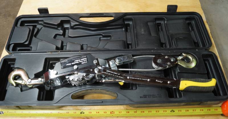 lot 2432 image: Master Tradesman Heavy Duty 2.5 Ton Cable Puller in Case - Come-A-Long