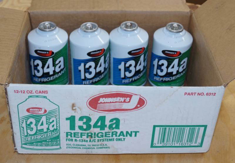lot 2451 image: Johnsens 134a Refrigerant - 4 Cans in Box