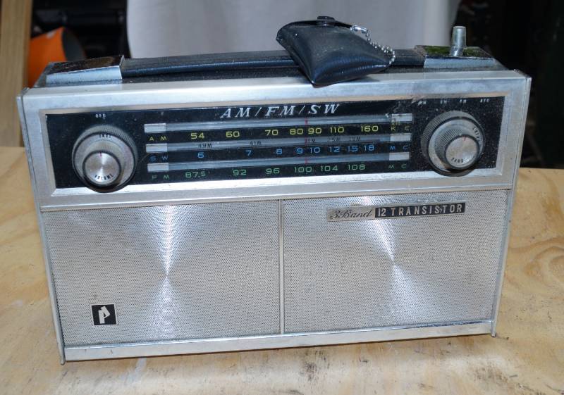lot 2471 image: Vintage 3 Band 12 Transistor RADIO - AM  FM  SW - Short Wave - Really Cool    Includes Original Ear Piece with Holder - - - - -    WORKS