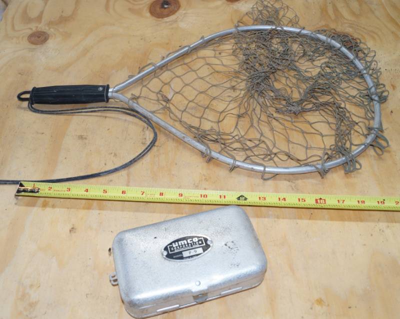 lot 2473 image: Vintage UMCO Corp. Double Sided Fishing Tackle Box M#P-9 with TACKLE and Net