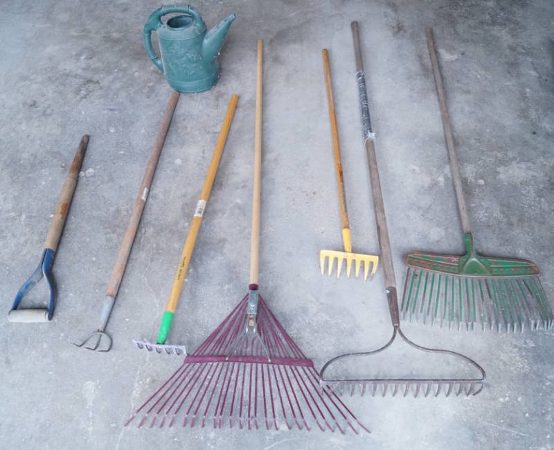 lot 2478 image: Lawn & Garden Tools