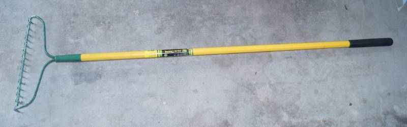 lot 2481 image: JOHN DEERE Heavy Duty Fiberglass Garden RAKE