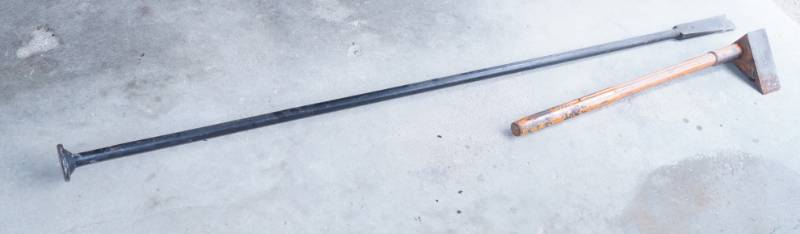 lot 2493 image: Heavy Log Splitter & Heavy Steel Chisel  Scaper