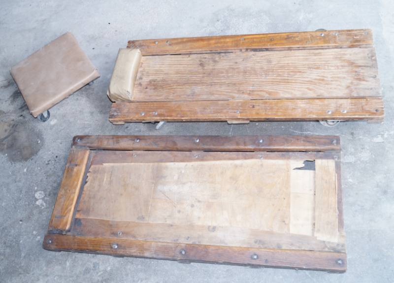 lot 2494 image: 2 Mechanics Creepers & 1 Rolling Stool