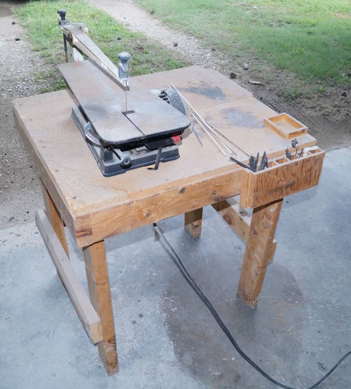 lot 2496 image: Nice Electric Scroll Saw with Table - Works - See Video