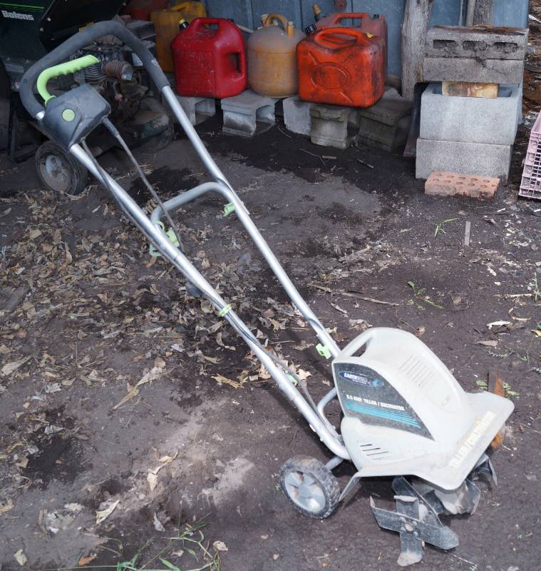 lot 2527 image: Earthwise 8.5 Amp Garden Tiller  Cultivator