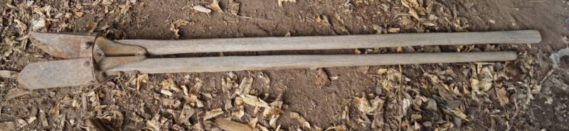 lot 2531 image: Manual Post Hole Digger