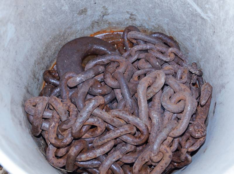 lot 2533 image: Tow Chain in Bucket