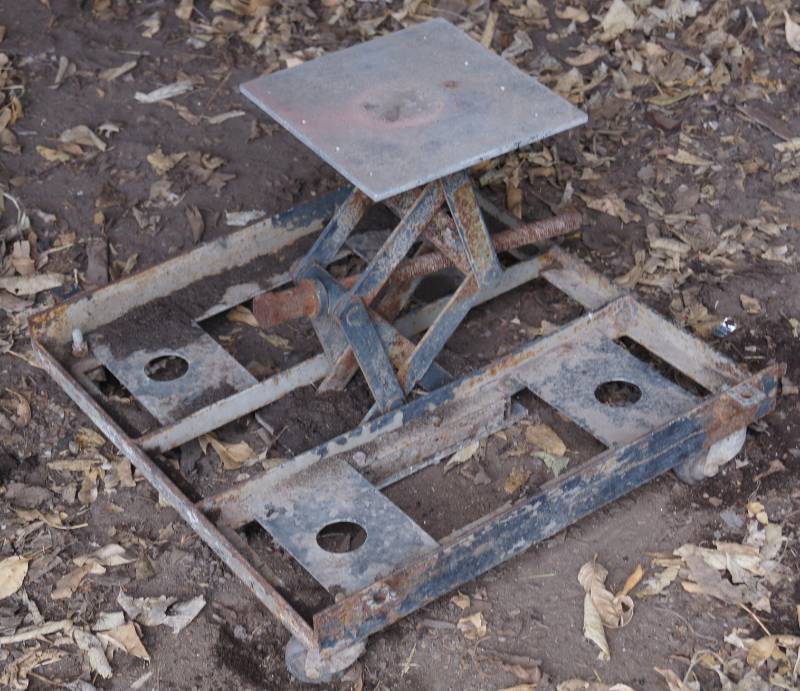 lot 2534 image: Scissor Jack