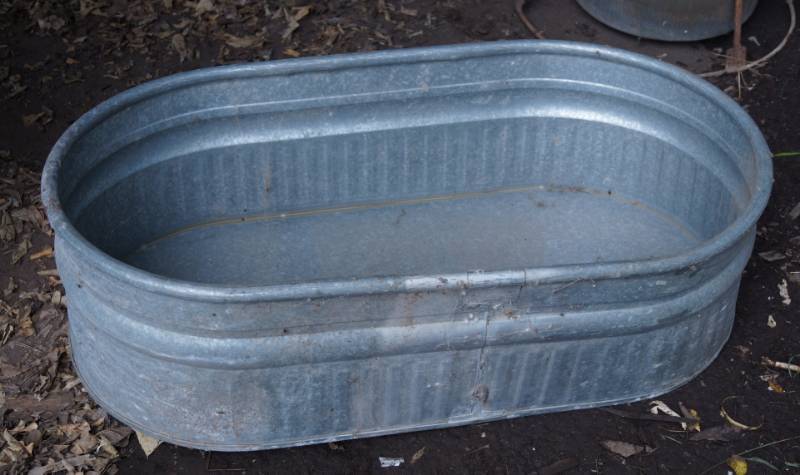 lot 2535 image: Metal Trough - Over 3 Foot Long