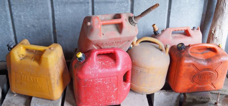 lot 2536 image: Lot of Gas Cans