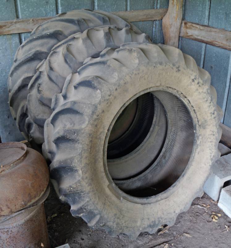 lot 2537 image: 3 Tractor Tires