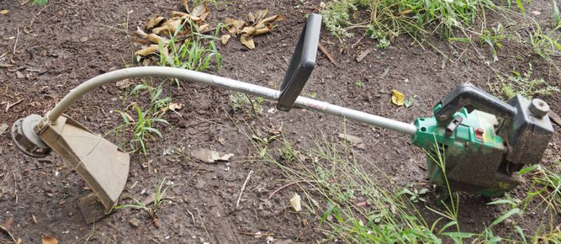 lot 2538 image: Green Weedeater